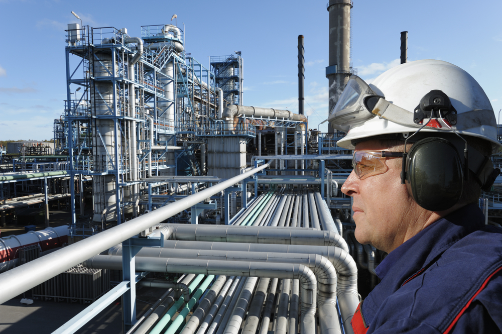 Cenozon Hardhat worker and pipeline