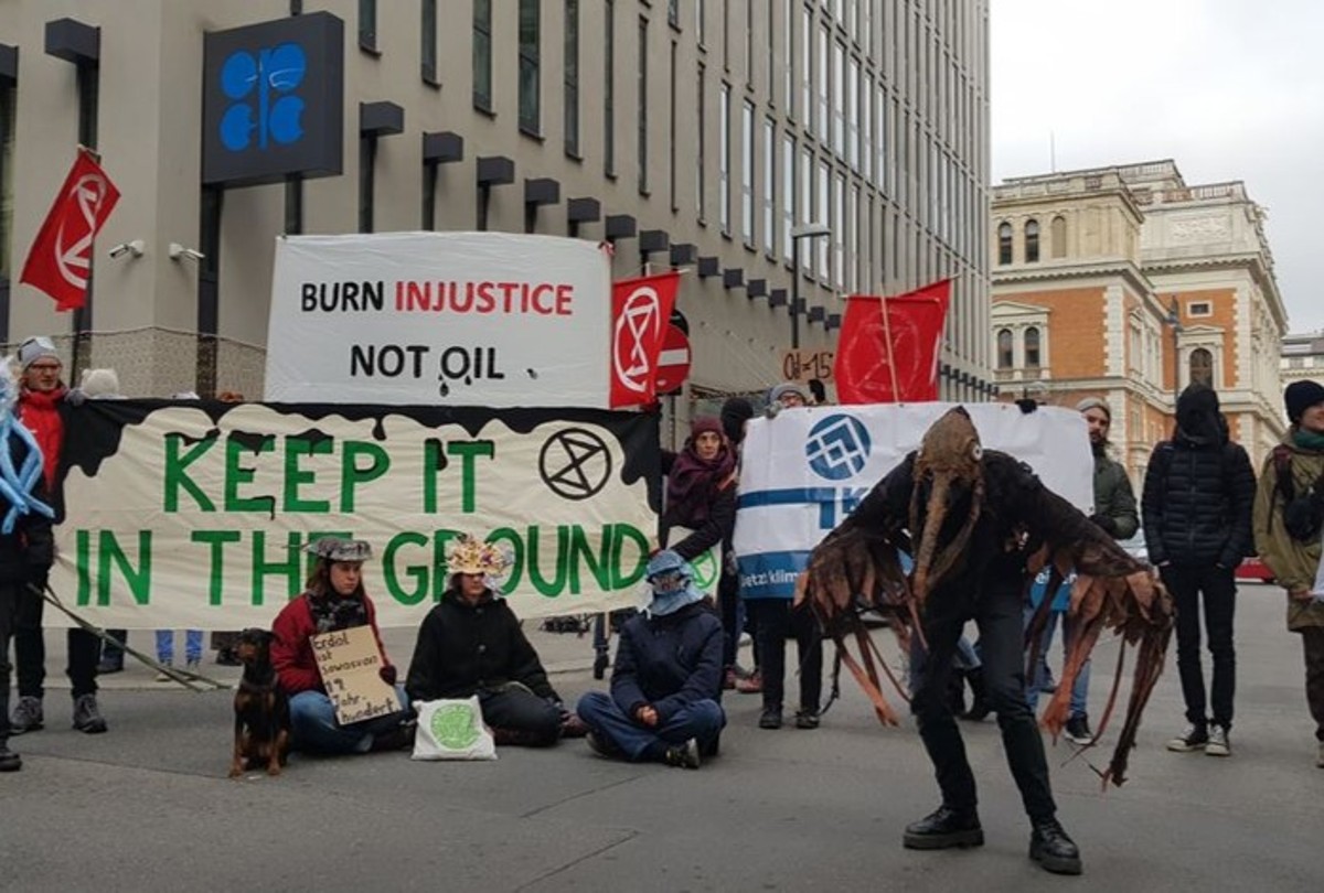 protesters keep it in the ground 1200x810