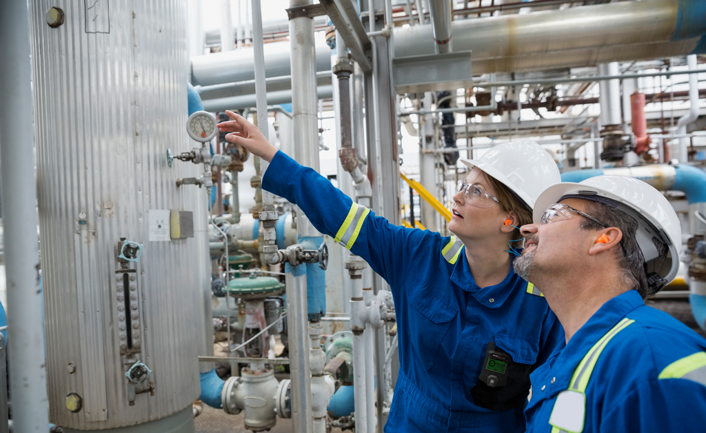 g6 oil gas workers pointing