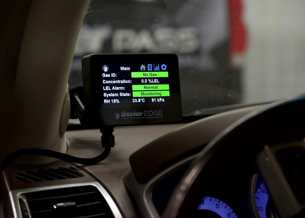 shockeredge display mounted in vehicle (black cord.2)