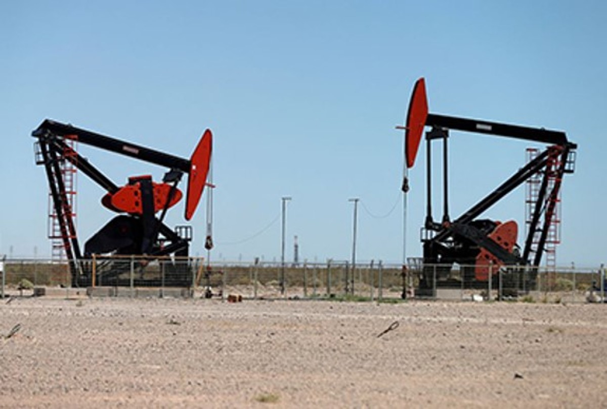 oil flutuates 1200x810
