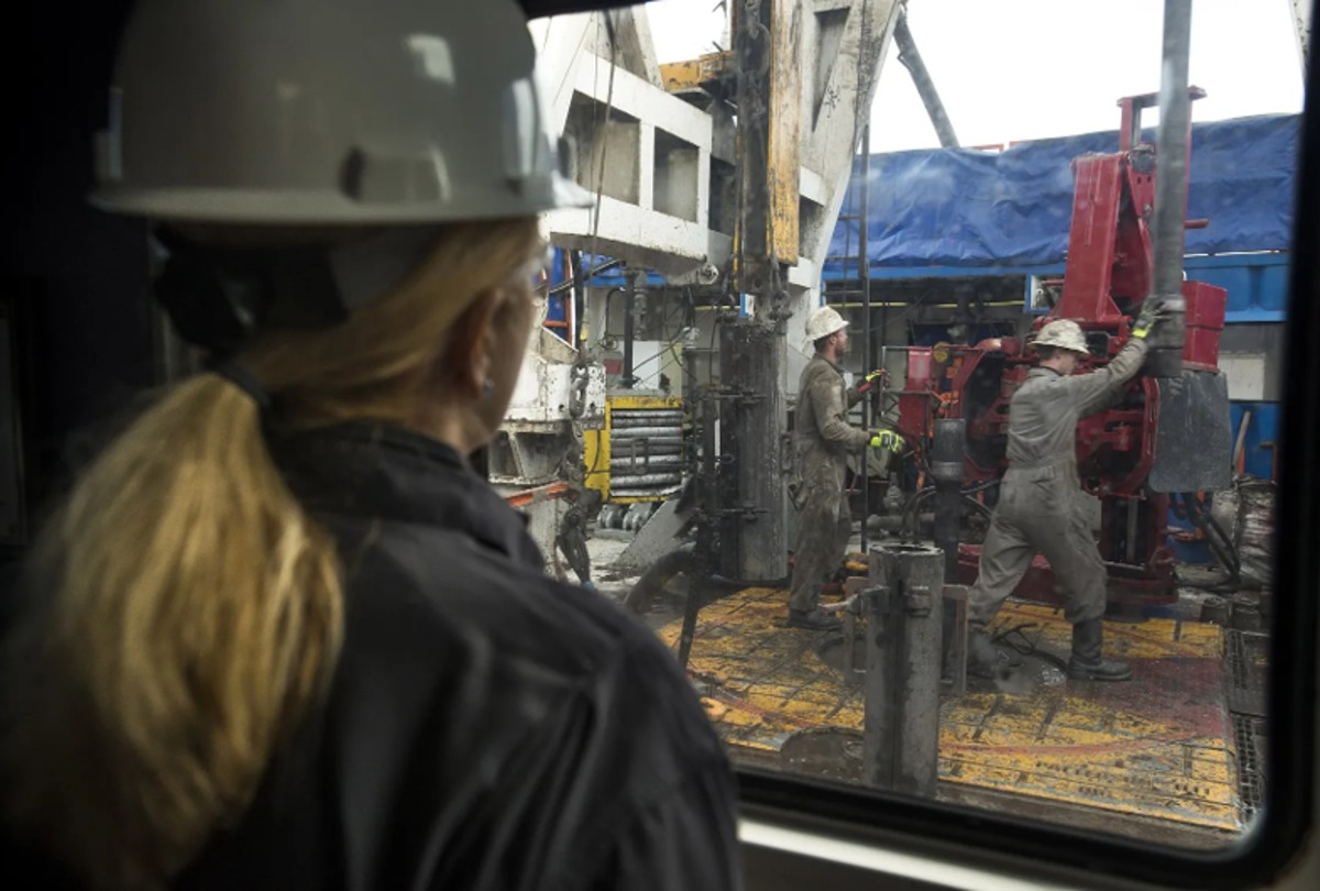 fracking workers 1200x810
