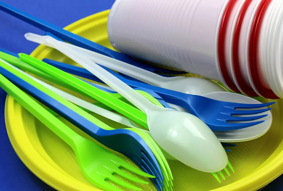 plastic plate utensils cup 1200x810