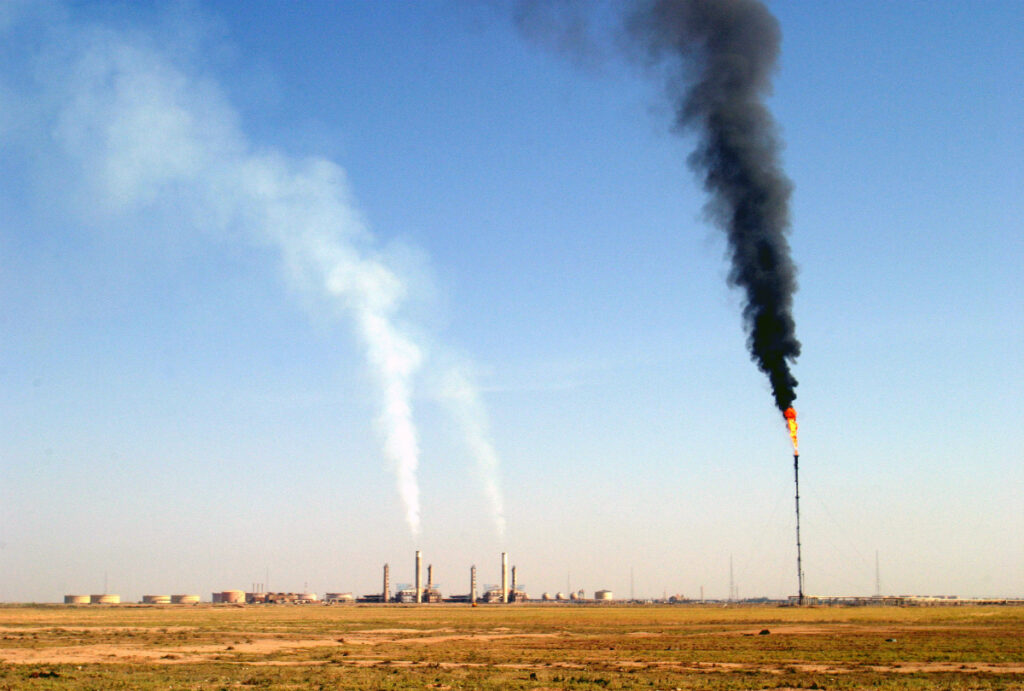 refinery iraq smoke 1200x810