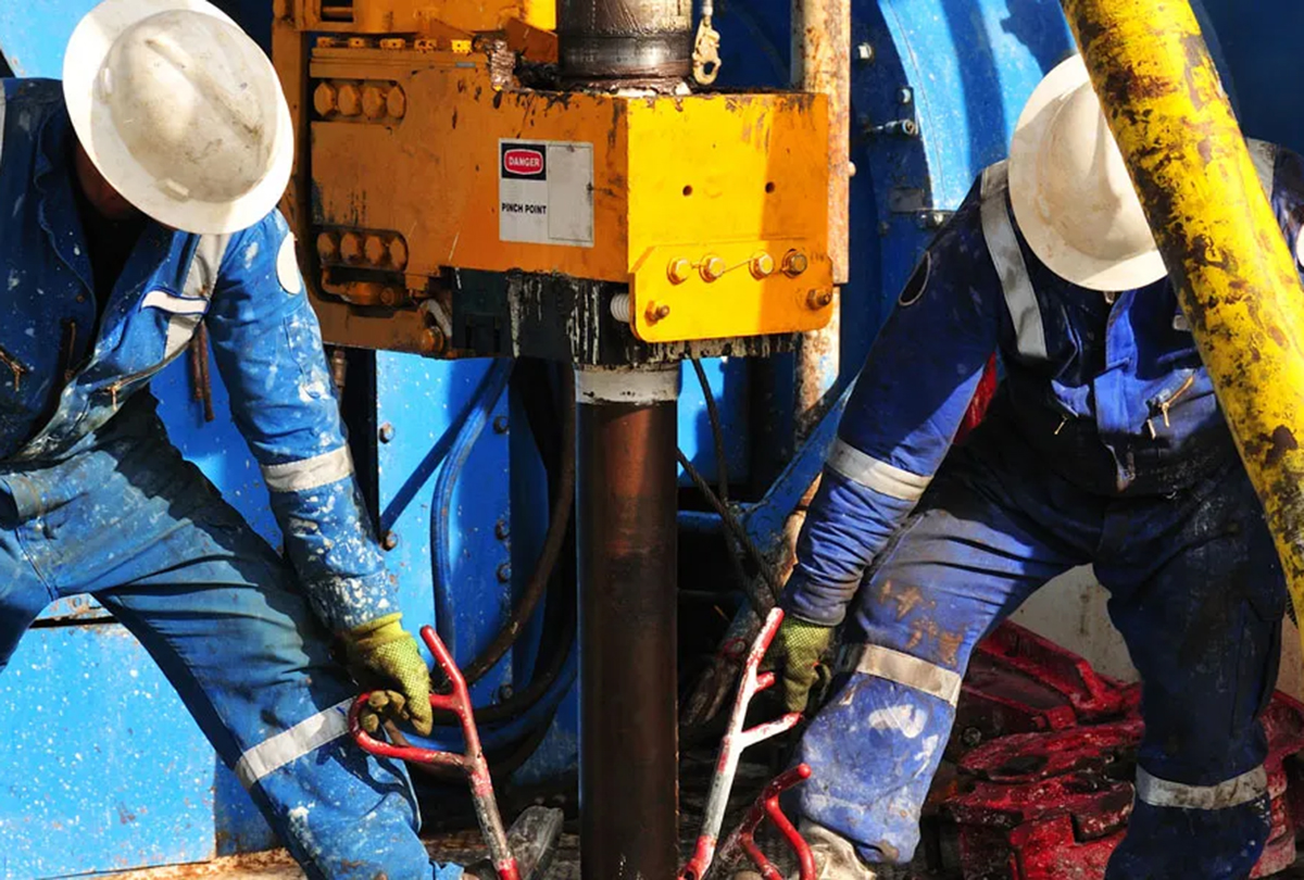 drilling rig workers 1200x810