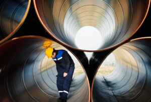 oil pipelines worker 1200x810