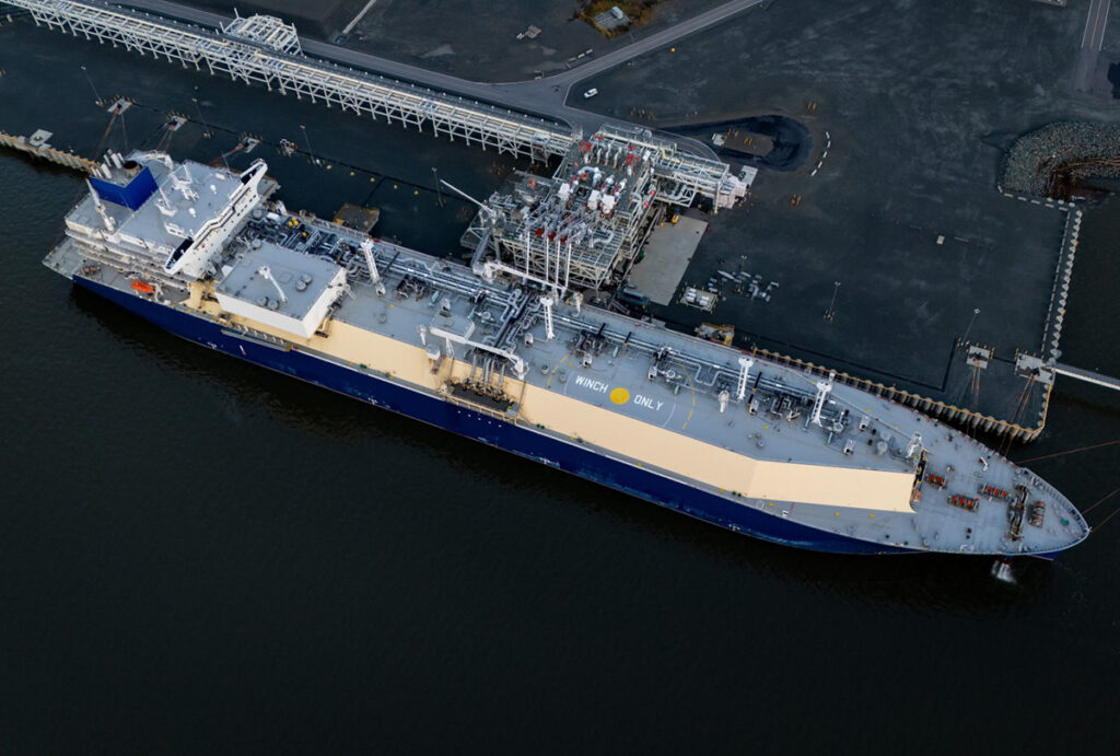 cp175311700 wudang lng tanker at an lng canada facility kitimat, bc 1200x810