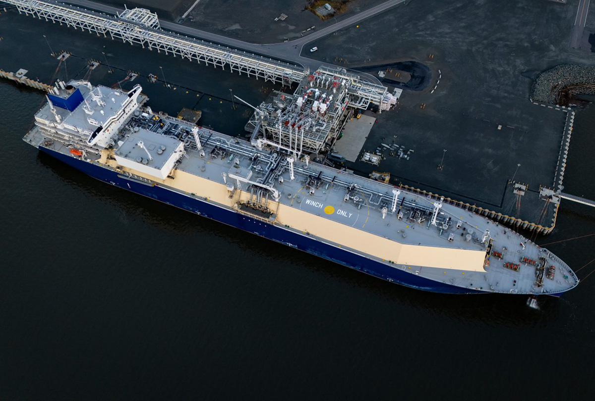 cp175311700 wudang lng tanker at an lng canada facility kitimat, bc 1200x810