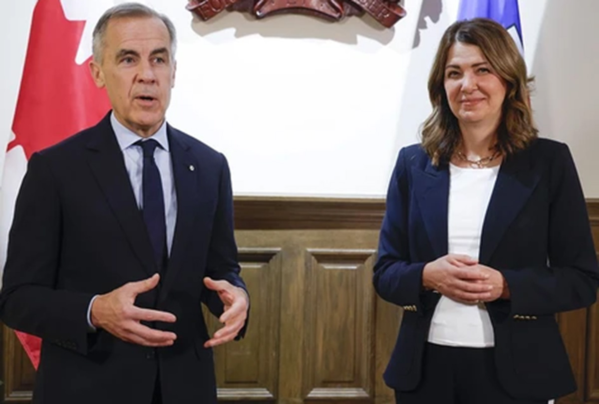 cp175386571 prime minister mark carney, left, meets with alberta premier danielle smith 1200x810
