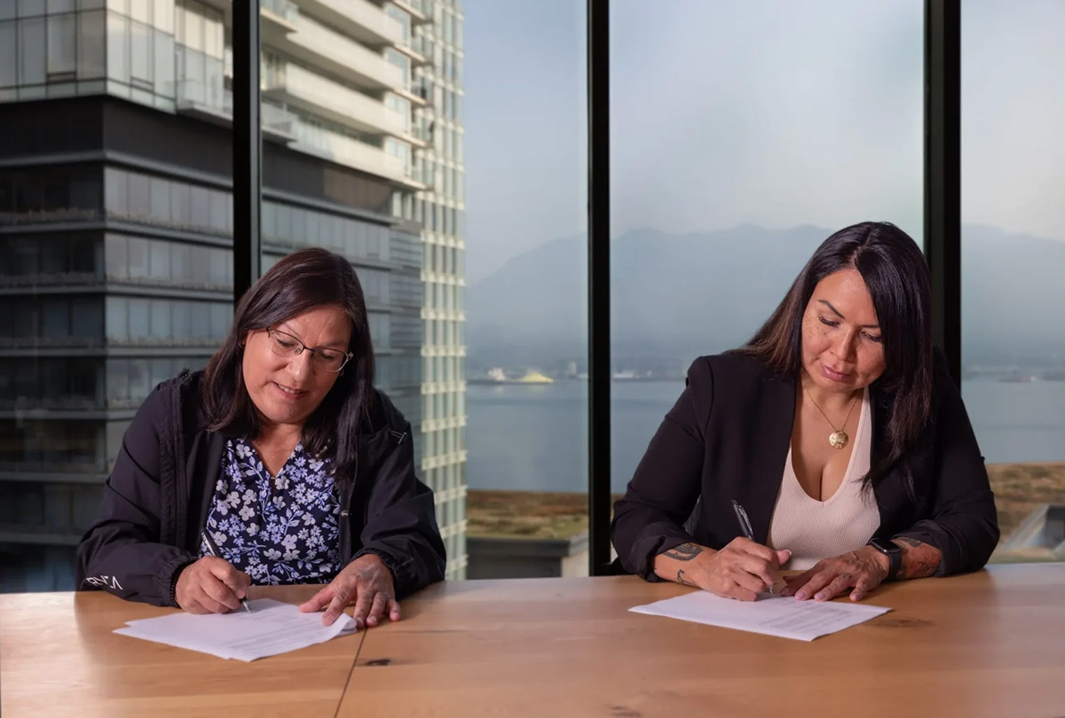chief darlene hunter l and chief councillor crystal smith r 7 scaled.jpg 1200x810