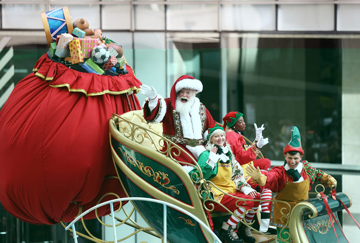 santa claus waves during the macy's thanksgiving day parade cp175386633 1200x810