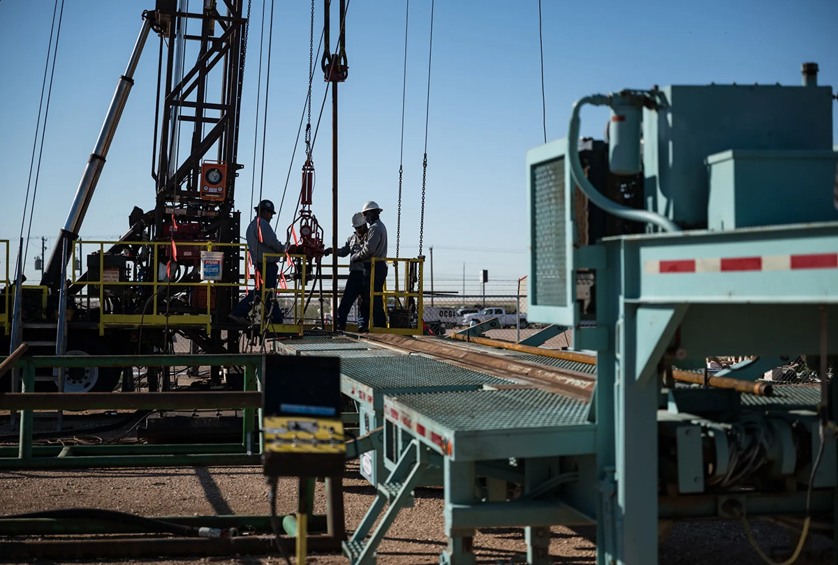 oilfield workers service rig midland texas 1200x810