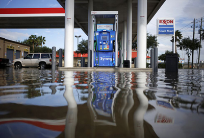 Gasoline Drops, Crude Climbs as Texas Refiners Work on Recovery