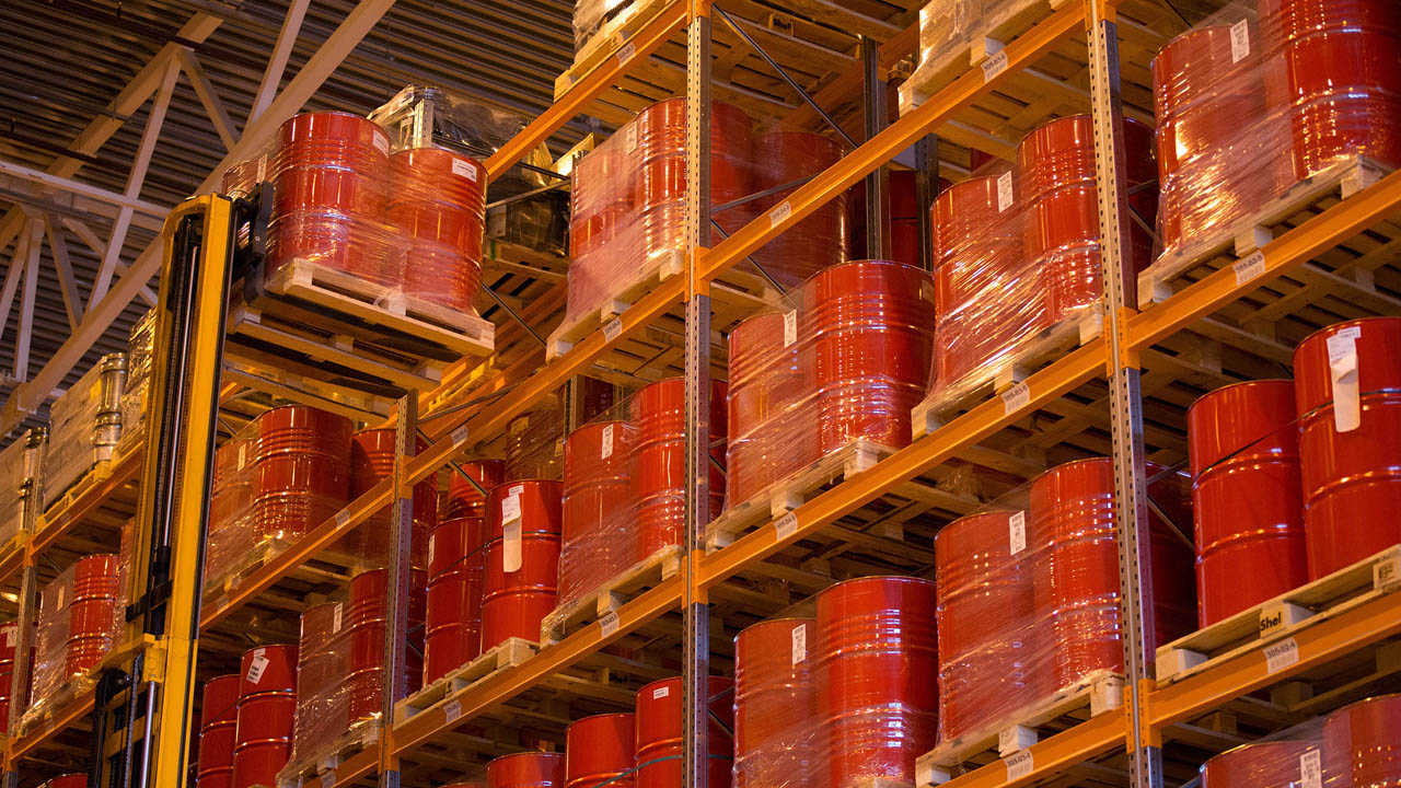 Oil-Trades-Above-49-as-Saudis-Said-to-Curb-Crude-Sales-to-Asia
